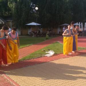 Потрійні штани в оренду